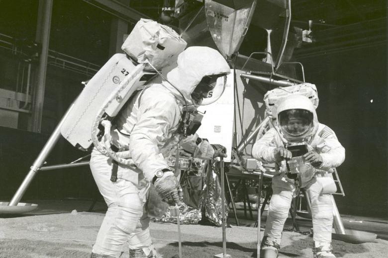 La tripulación del Apolo 11 simula el despliegue y uso de herramientas lunares en la superficie de la Luna durante un ejercicio de entrenamiento el 22 de abril de 1969.