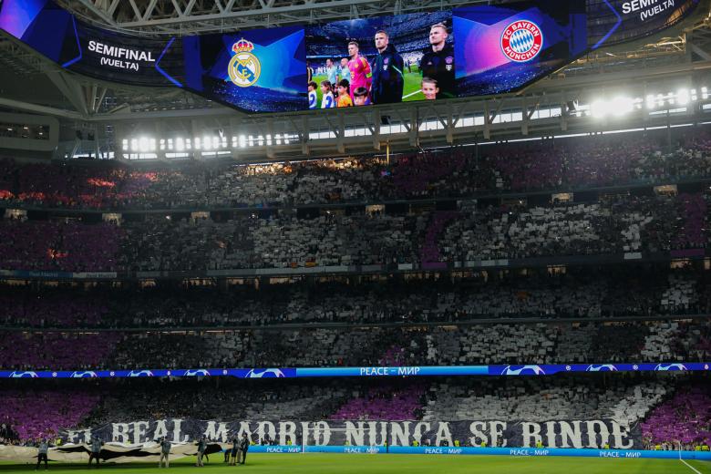 MADRID, 08/05/2024.- Ambiente previo al partido de vuelta de semifinales de la Liga de Campeones que Real Madrid y Bayern de Múnich disputan este miércoles en el estadio Santiago Bernabéu. EFE/Mariscal
