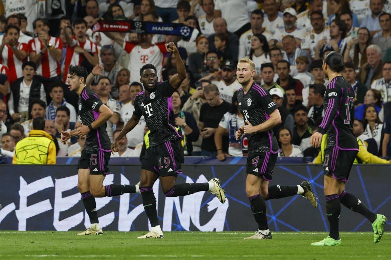 MADRID, 08/05/2024.- Los jugadores del Bayern de Munich celebran el primer gol del equipo alemán durante el encuentro correspondiente a la vuelta de las semifinales de la Liga de Campeones que disputan hoy miércoles Real Madrid y Bayern de Munich en el estadio Santiago Bernabéu, en Madrid. EFE / J. J. Guillen.