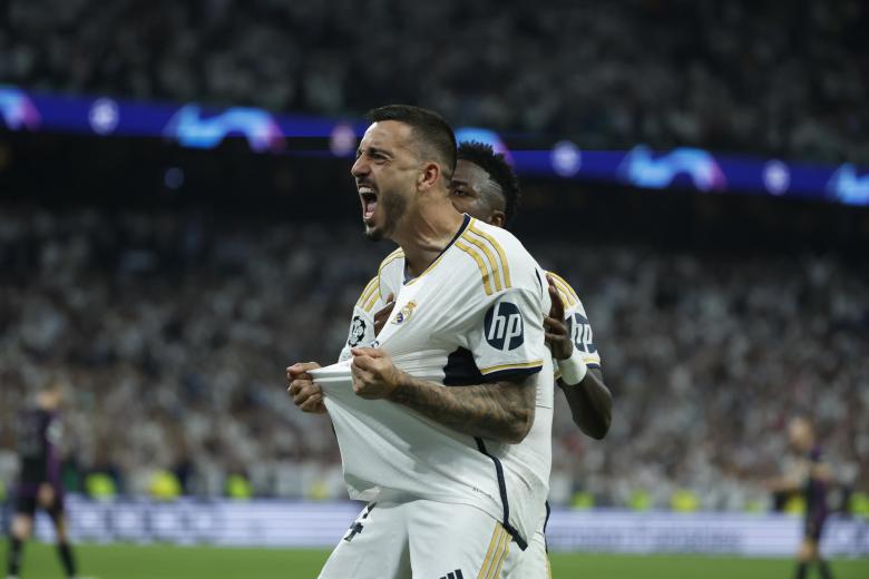 MADRID, 08/05/2024.- El delantero del Real Madrid, Joselu, celebra el primer gol del equipo madridista durante el encuentro correspondiente a la vuelta de las semifinales de la Liga de Campeones que disputan hoy miércoles Real Madrid y Bayern de Munich en el estadio Santiago Bernabéu, en Madrid. EFE / Juanjo Martín.