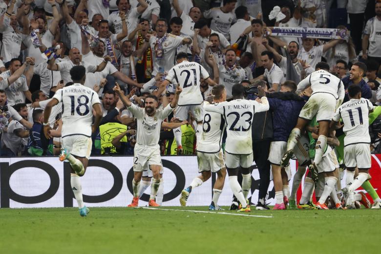 MADRID, 08/05/2024.- Los jugadores del Real Madrid celebran el segundo gol del equipo madridista durante el encuentro correspondiente a la vuelta de las semifinales de la Liga de Campeones que disputan hoy miércoles Real Madrid y Bayern de Munich en el estadio Santiago Bernabéu, en Madrid. EFE / J.J. Guillen.