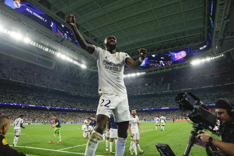 MADRID, 08/05/2024.- El defensa del Real Madrid Antonio Rudiger celebra el segundo gol durante el encuentro correspondiente a la vuelta de las semifinales de la Liga de Campeones que Real Madrid y Bayern de Múnich disputan hoy miércoles en el estadio Santiago Bernabéu, en Madrid. EFE/JUANJO MARTIN