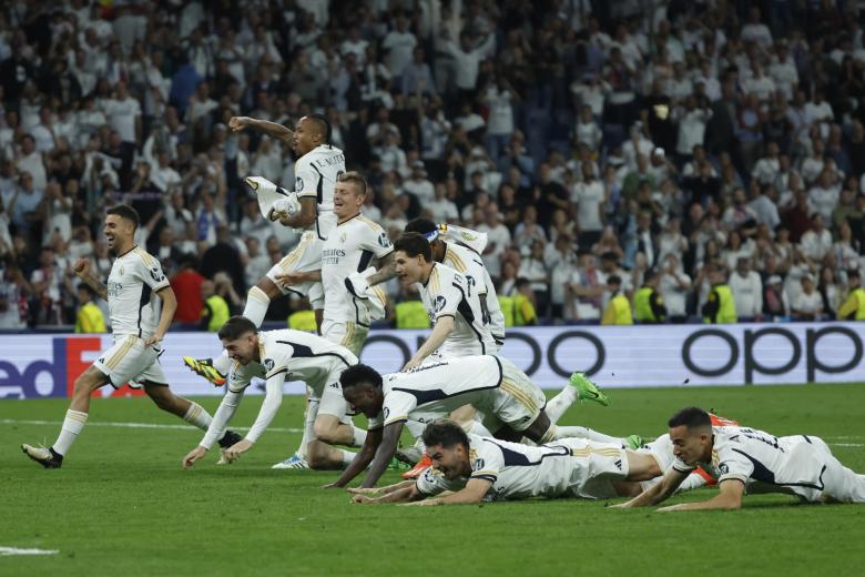 MADRID, 08/05/2024.- Los jugadores del Real Madrid celebran la victoria, al término del partido de vuelta de las semifinales de la Liga de Campeones que Real Madrid y Bayern de Múnich han disputado hoy miércoles en el estadio Santiago Bernabéu. EFE/Juanjo Martín