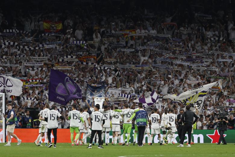 MADRID, 08/05/2024.- Los jugadores del Real Madrid celebran la victoria de su equipo a la finalización del encuentro correspondiente a la vuelta de las semifinales de la Liga de Campeones que han disputado hoy miércoles Real Madrid y Bayern de Munich en el estadio Santiago Bernabéu, en Madrid. EFE / J.J. Guillen.