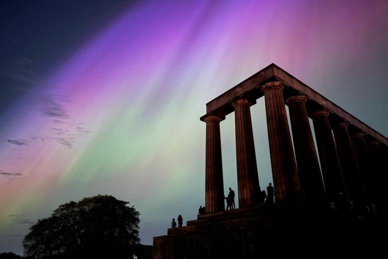 Aurora boreal en monumento Nacional de Escocia