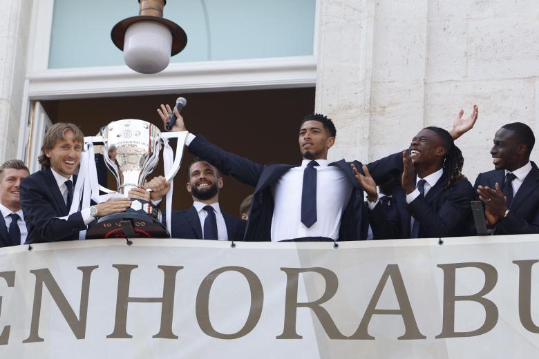 Jude Bellingham celebra con la afición la copa de LaLiga en la Real Casa de Correos