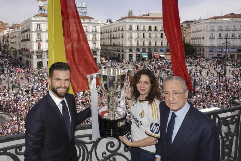 MADRID, 12/05/2024.- El presidente del Real Madrid, Florentino Pérez, la presidenta de la Comunidad de Madrid, Isabel Díaz Ayuso, y el capitán Nacho Fernandez en la visita del equipo a la Real Casa de Correos durante los actos de celebración de la trigésimo sexta Liga conseguida por el club, este domingo en Madrid. El equipo visita hoy las sedes de la Comunidad de Madrid y el Ayuntamiento de la capital para finalizar en la plaza de Cibeles y celebrar con aficionados. EFE/ Comunidad De Madrid ***SOLO USO EDITORIAL/SOLO DISPONIBLE PARA ILUSTRAR LA NOTICIA QUE ACOMPAÑA (CRÉDITO OBLIGATORIO)***