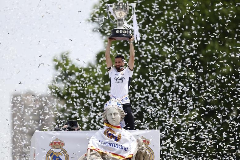 Nacho Fernández levanta la copa de campeón de Liga con la diosa Cibeles delante