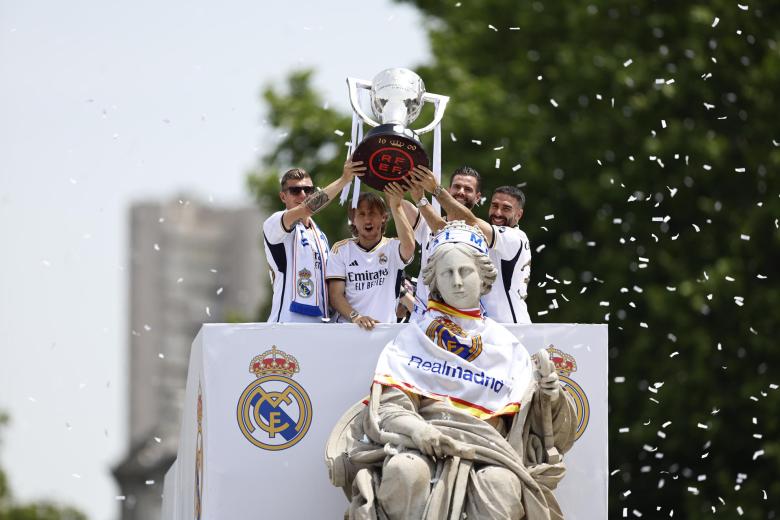 MADRID, 12/05/2024.- El capitán del Real Madrid, Nacho Fernández, junto a los jugadores, Toni Kroos (i), Luka Modric (2i) y Dani Carvajal levantan la copa junto a la diosa Cibeles durante la celebración con aficionados de la trigésimo sexta Liga, este domingo en la plaza de Cibeles. EFE/Rodrigo Jiménez