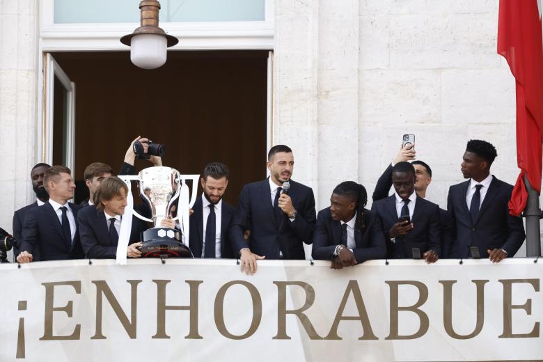 MADRID, 12/05/2024.- Los jugadores del Real Madrid ofrecen a la afición la copa de LaLiga en la Real Casa de Correos durante los actos de celebración de la trigésimo sexta Liga conseguida por el equipo este domingo en Madrid. El equipo visita hoy las sedes de la Comunidad de Madrid y el Ayuntamiento de la capital para finalizar en la plaza de Cibeles y celebrar con aficionados