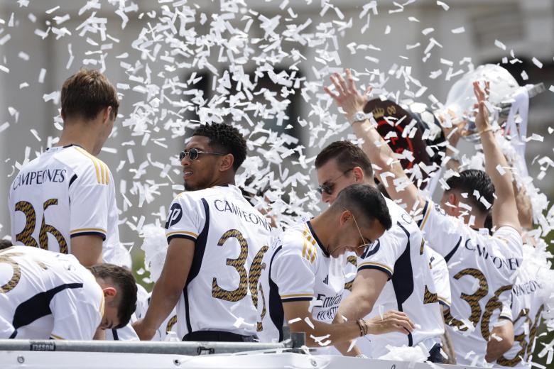 Los jugadores del Real Madrid celebran con la camiseta de campeones el título de Liga en Cibeles