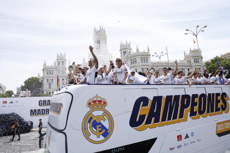 Los jugadores del Real Madrid celebran subidos al autobús el título en Cibeles