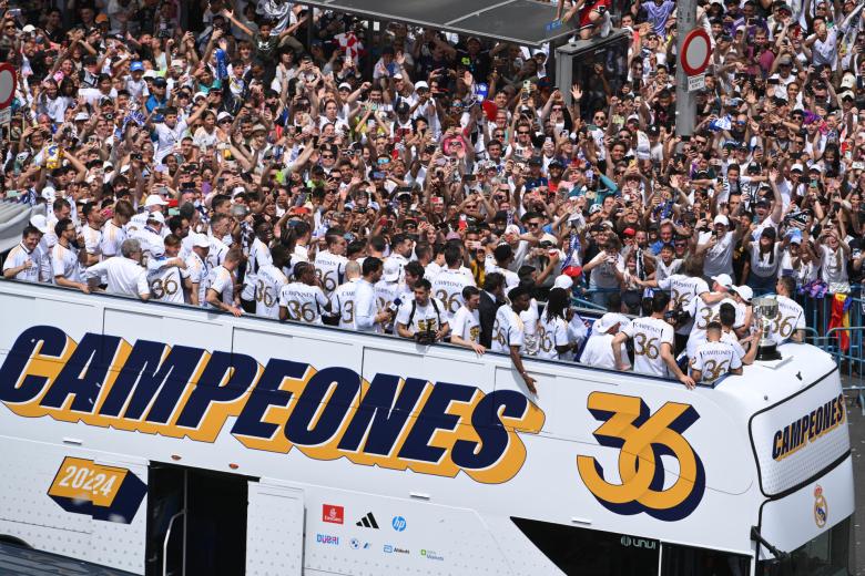 Los jugadores del Real Madrid durante la celebración con aficionados de la trigésimo sexta Liga, este domingo en la plaza de Cibeles