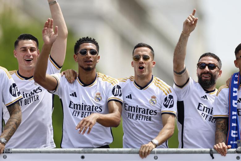 Los jugadores del Real Madrid Kepa, Jude Bellingham, Lucas Vázquez y Dani Carvajal (i-d) durante la celebración con aficionados de la trigésimo sexta Liga, este domingo en la plaza de Cibeles. EFE/Rodrigo Jiménez