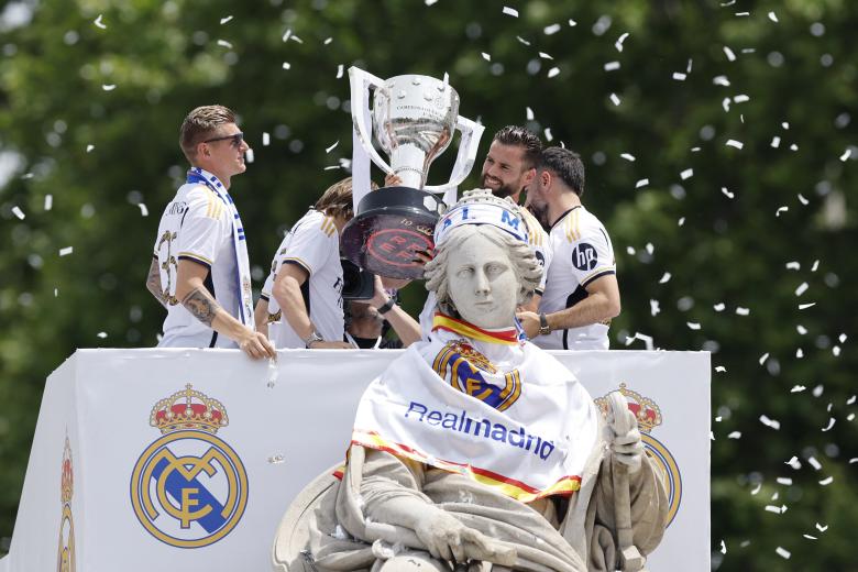 Nacho Fernández levanta con sus compañeros la copa de campeón delante de la diosa Cibeles