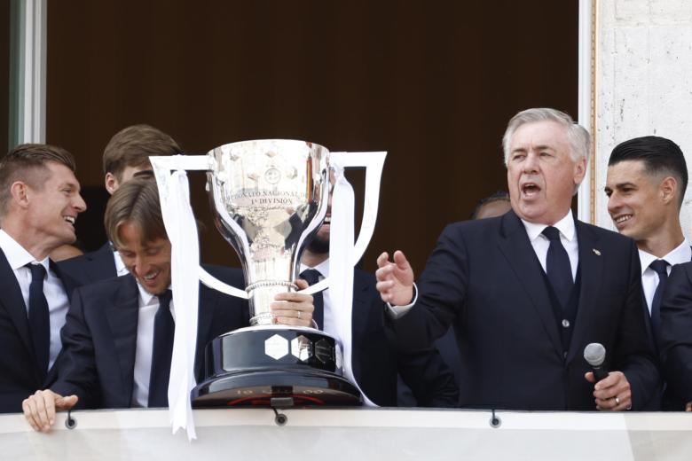 Luka Modric y Carlo Ancelotti ofrecen a la afición la copa de LaLiga en la Real Casa de Correos durante los actos de celebración de la trigésimo sexta Liga conseguida por el equipo este domingo en Madrid. El equipo visita hoy las sedes de la Comunidad de Madrid y el Ayuntamiento de la capital para finalizar en la plaza de Cibeles y celebrar con aficionados