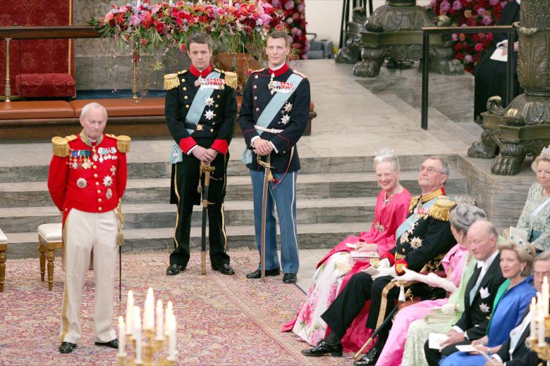 BODA REAL ENTRE EL PRINCIPE FEDERICO DE DINAMARCA Y MARY DONALDSON EN LA CATEDRAL DE COPENHAGUE
EN LA IMAGEN EL PRINCIPE FEDERICO DE DINAMARCA ( ESPADA ) CON SU HERMANO EL PRINCIPE JOAQUIN DE DINAMARCA ESPERANDO EN EL ALTAR
Hounsfield / Klein / Zabulon / 60080 / Abaca / © KORPA
14/05/2004
COPENHAGUE *** Local Caption *** The Danish Crown Prince Frederik (L) waiting together with his brother prince Joachim for her fiancee Miss Mary Elizabeth Donaldson in the Our Lady's Cathedral in Copenhagen-Denmark on Friday, May 14, 2004. Photo by Hounsfield-Klein-Zabulon/ABACA/60080