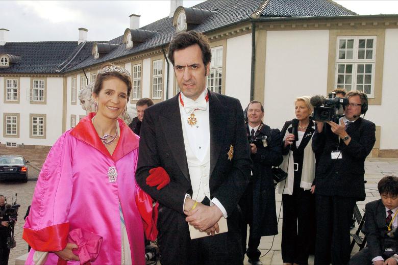 EL PRINCIPE FELIPE DE BORBON Y SU PROMETIDA DOÑA LETIZIA ORTIZ ( VESTIDA DE LORENZO CAPRILE ) EN LA CENA OFICIAL TRAS LA BODA DEL PRINCIPE HEREDERO FEDERICO DE DINAMARCA Y MARY DONLADSON 
Hounsfield-Klein-Zabulon 60080 / ABACA
14/05/2004
COPENHAGEN *** Local Caption *** Prince Fekipe of Spain and his fiancee Letizia Ortiz leave the Our Lady's Cathedrale after the wedding ceremony of Crown Prince Frederik of Denmark and Mary Elisabeth Donaldson on Friday, May 14, 2004. Photo by Hounsfield-Klein-Zabulon / ABACA