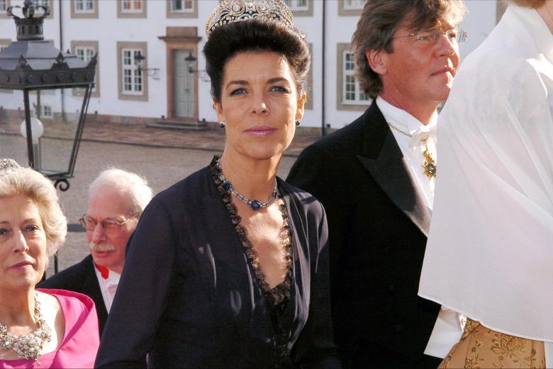 LA INFANTA ELENA DE BORBON ( CON UNA BONITA TIARA ) Y SU MARIDO JAIME DE MARICHALAR , DUQUES DE LUGO , EN LA CENA OFICIAL TRAS LA BODA DEL PRINCIPE HEREDERO FEDERICO DE DINAMARCA Y MARY DONLADSON
Hounsfield-Klein-Zabulon 60080 / ABACA
14/05/2004
COPENHAGEN *** Local Caption *** Infant Elena of Spain and her husband Jaime de Marichalar arrive at the wedding banquet of the Danish Crown Prince Frederick with 
Mary Elizabeth Donaldson at Fredensborg Palace in Copenhagen on Friday, May 14, 2004. Photo by Hounsfield-Klein-Zabulon/ABACA.