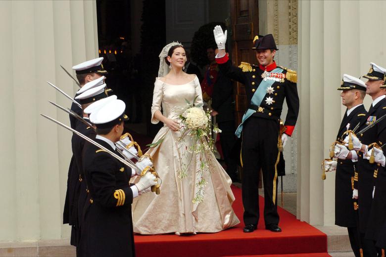 BODA REAL DEL PRINCIPE HEREDERO FEDERICO DE DINAMARCA Y LA ABOGADA AUSTRALIANA MARY ELIZABETH DONALDSON , CELEBRADA EN LA CATEDRAL DE COPENHAGEN
EN LA FOTO LOS NOVIOS SALUDANDO Y LA NOVIA DANDO UN BESO A SU MARIDO EN EL BALCON DEL CASTILLO DE AMALIENBORG
PP / PB / JJS / ©KORPA
14/05/2004
 *** Local Caption *** REAL WEDDING Of The INHERITING PRINCIPE FREDERIK OF DENMARK AND THE AUSTRALIAN LAWYER MARY DONALDSON