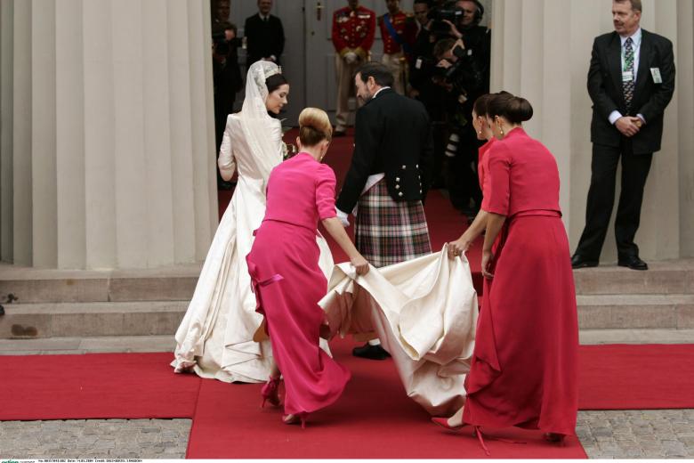 BODA DEL PRINCIPE HEREDERO FEDERICO DE DINAMARCA Y MARY DONALDSON . INTERIOR DE LA CATEDRAL . EN LA FOTO MARY DONALDSON CON SU PADRE JOHN DONALDSON ENTRANDO EN LA CATEDRAL CON LAS DAMAS DE HONOR , QUE SON LAS HERMANAS DE MARY ( JANE ALISON Y PATRICIA ) DE ROJO COLOCANDO LA COLA
ACTION PRESS / ©KORPA
14/05/2004
COPENHAGUE *** Local Caption *** ACTION PRESS / OHLENBOSTEL/LANGBEHN / #00357.048#
WEDDING OF MARY DONALDSON AND CROWN PRINCE FREDERIK. ARRIVALS AT THE "FRUE KIRKE" IN COPENHAGEN ON MAY 14, 2004.
PICTURED: THE BRIDE MARY DONALDSON ENTERING THE CHURCH WITH HER FATHER JOHN DONALDSON (WEARING A QUILT)