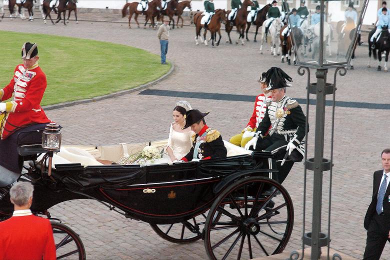 CENA OFICIAL TRAS LA BODA DEL PRINCIPE HEREDERO FEDERICO DE DINAMARCA Y MARY DONLADSON . EN LA FOTO LOS NOVIOS LLEGANDO EN CALESA AL PALACIO DE FREDENSBORG
Hounsfield-Klein-Zabulon 60080 / ABACA
14/05/2004
COPENHAGEN *** Local Caption *** Crown Prince Frederik of Denmark and Princess Mary Elizabeth arrive at their wedding banquet at Fredensborg Palace in Copenhagen on Friday, May 14, 2004. Photo by Hounsfield-Klein-Zabulon/ABACA