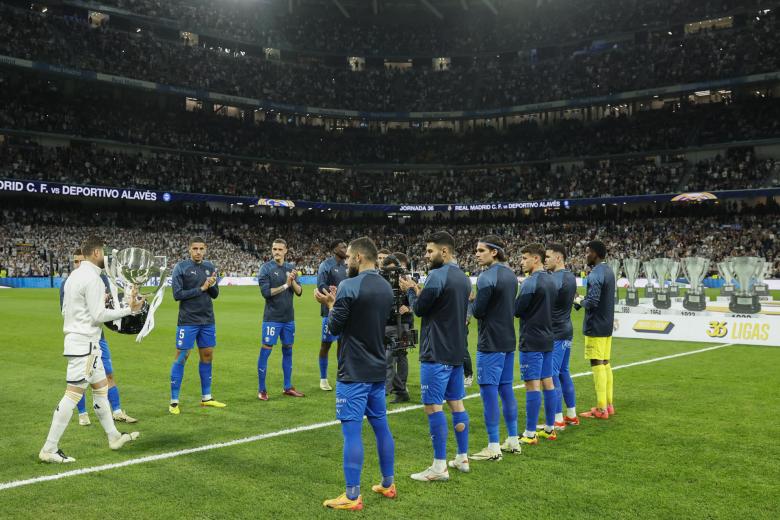 Los jugadores del Alavés hicieron pasillo a los del Real Madrid, por su reciente campeonato de liga