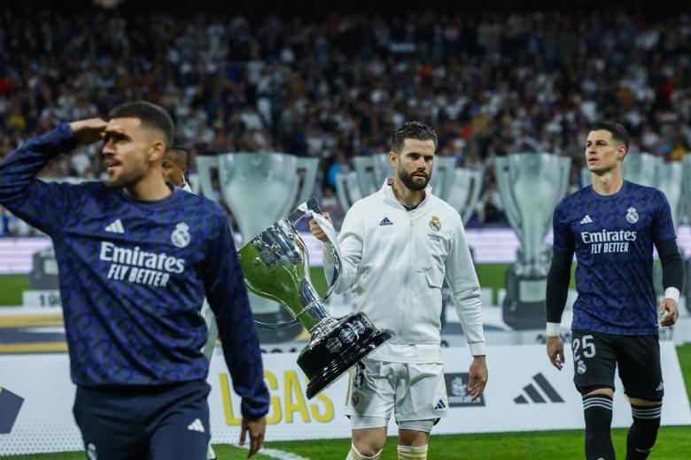 Nacho, el capitán del Real Madrid, ofreció el trofeo de la Liga a los aficionados del Santiago Bernabéu