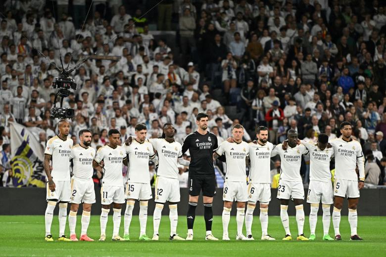 Los jugadores del Real Madrid y de Alavés guardaron un minuto de silencio