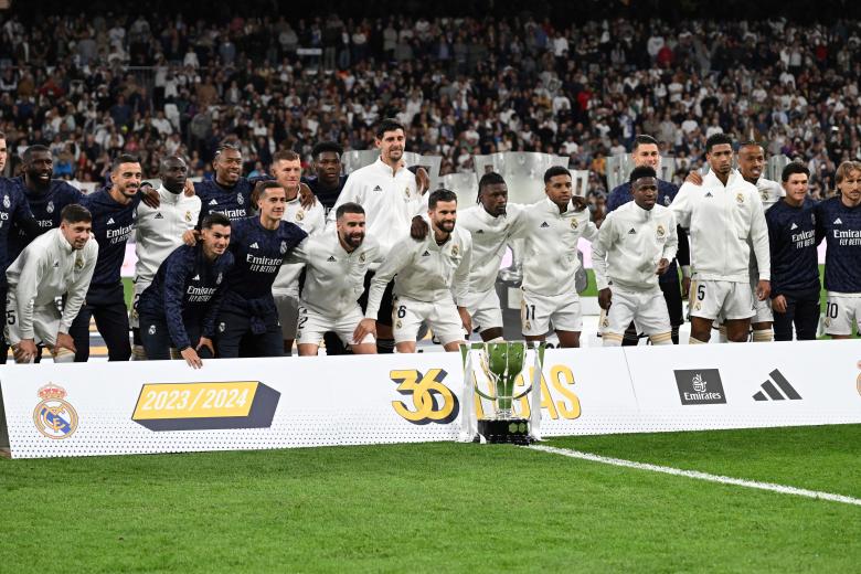 La plantilla del Real Madrid al completo posó junto al trofeo de la 36ª Liga en el Bernabéu