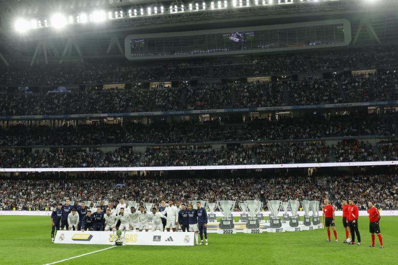 La plantilla del Real Madrid ofreció a todos los madridistas presentes en el Bernabéu el reciente título de Liga