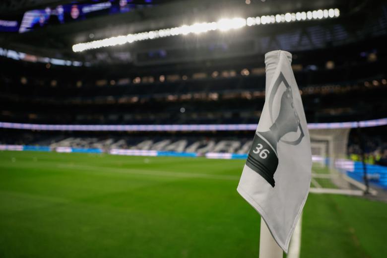 El Santiago Bernabéu ya tiene los banderines de los corners con el trofeo de Liga y el número 36