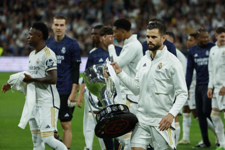 El capitán del Real Madrid, Nacho, con el trofeo de campeones de Liga que han ofrecido a los aficionados blancos.