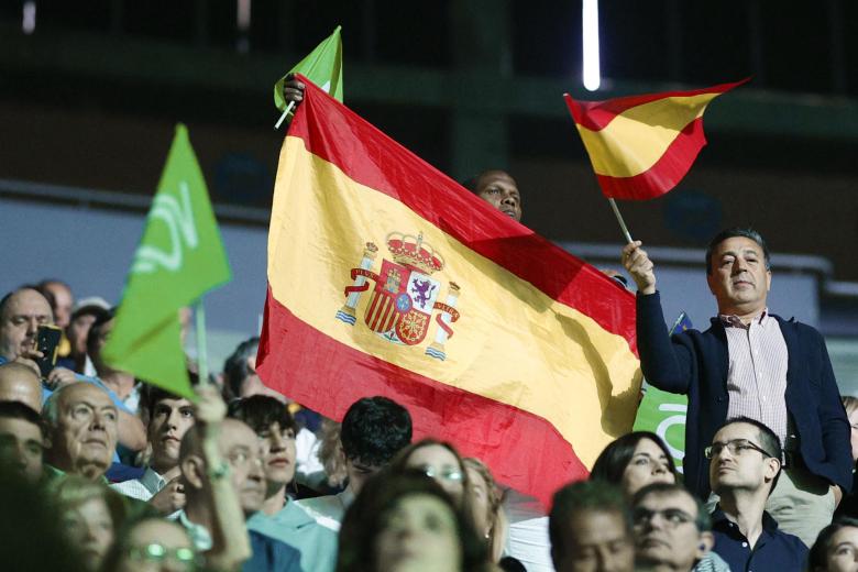 Simpatizantes, con banderas de España asisten a la convención Europa Viva 24, en el Palacio de Vistalegre, en Madrid