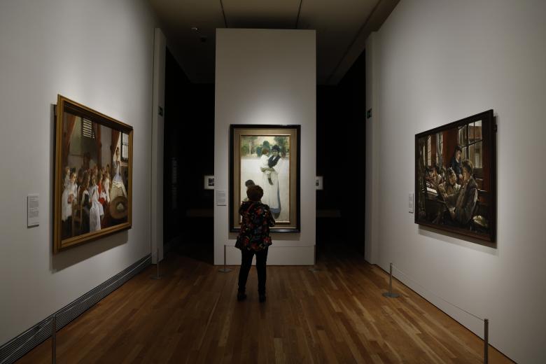 MADRID, 20/05/2024.- Una visitante observa varias obras durante la presentación de la exposición 'Arte y transformaciones sociales en España (1885-1910)' en el Museo del Prado de Madrid, este lunes. EFE/ Zipi