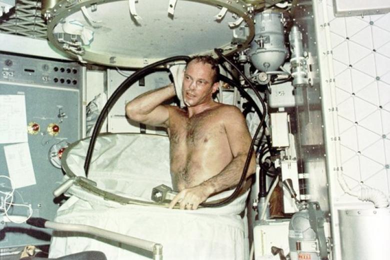 Debido a la pesadez y el alto coste de llevar agua el espacio, los astronautas no se duchan, sino que en su lugar usan esponjas con agua destiladas de la orina o de la humedad.