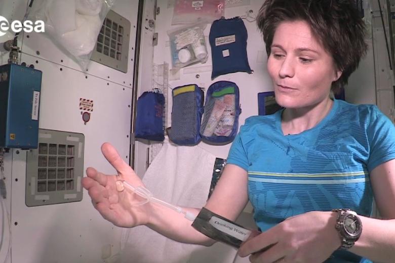 En esa política de uso restringido del agua, los astronautas tampoco pueden lavar la ropa con frecuencia, lo que les obliga a permanecer varios días con las mismas prendas.