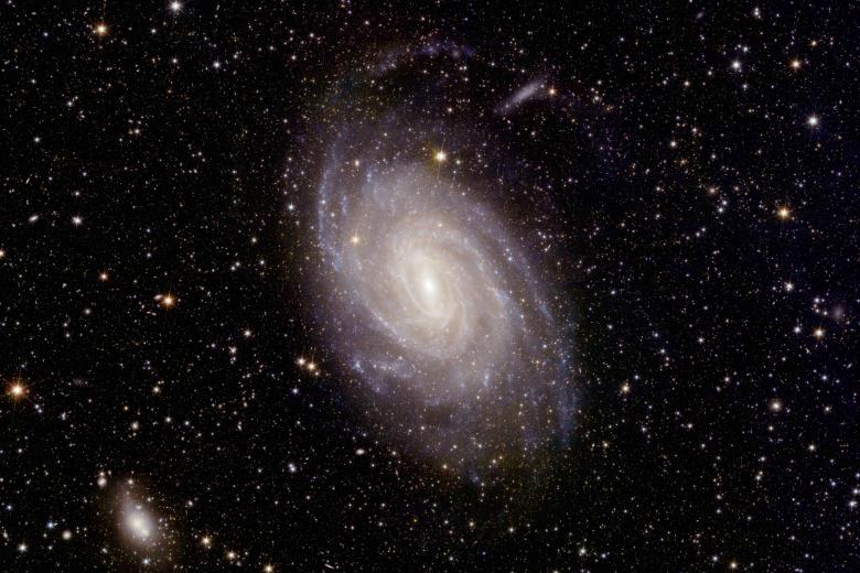 NGC 6744 es un ejemplo típico del tipo de galaxia que actualmente forma la mayoría de las estrellas del universo cercano. El amplio campo de visión del telescopio abarca toda la galaxia, 'cazando' no sólo la estructura espiral a gran escala, sino también detalles 'exquisitos' a escalas reducidas.

Los científicos están utilizando estos datos para, entre otros retos, comprender cómo el polvo y el gas están relacionados con la formación estelar; dónde se están formando estrellas en la actualidad; y desentrañar la física que subyace a la estructura de las galaxias espirales, algo que aún no se comprende bien.