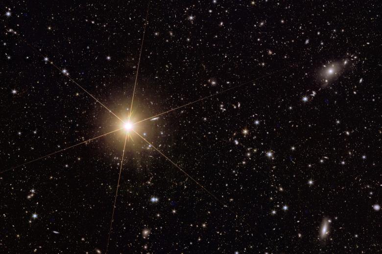 El cúmulo de galaxias Abell 2764 comprende cientos de galaxias dentro de un vasto halo de materia oscura. Euclid capta muchos objetos en esta porción de cielo, incluyendo galaxias de fondo, cúmulos más distantes y galaxias en interacción.

Esta visión completa de Abell 2764 y sus alrededores permite a los astrofísicos determinar el radio del cúmulo y ver sus alrededores con galaxias lejanas aún en el encuadre. También se ve aquí una estrella muy brillante en primer plano, Beta Phoenicis.