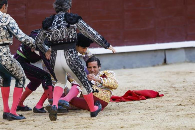 El diestro Juan Ortega sufre una cogida durante la duodécima corrida de la Feria de San Isidro
