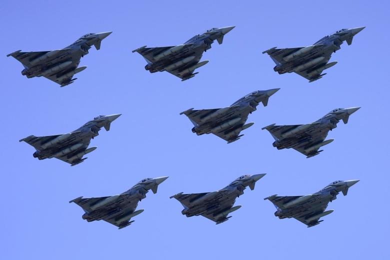 Cazas de combate Eurofighter en formación durante el desfile aéreo en la playa de San Lorenzo de Gijón este viernes, dentro de las actividades programadas con motivo del Día de las Fuerzas Armadas, presidida por el Rey y al que asiste el presidente del Principado Adrián Barbón.