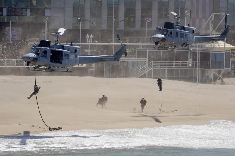 Ejercicio de "fast-rope" de infantes de Marina desde helicópteros Augusta Bell 212. La misión del ejercicio militar consistía en lograr rescatar a un grupo de españoles en territorio hostil
