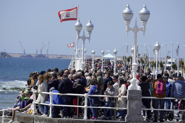 Miles de personas han abarrotado los alrededores de la playa de San Lorenzo de Gijón para asistir al desfile aeronaval. El Rey Don Felipe ha sido recibido entre aplausos y al grito de 'Viva el Rey a su llegada al paseo del Muro de San Lorenzo