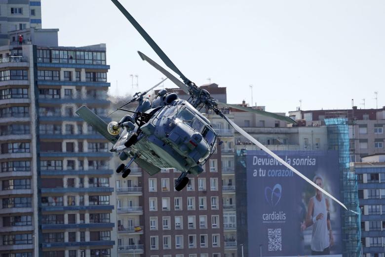 Un helicóptero Tigre irrumpe en Gijón. Se trata de un aparato difícil de detectar, muy ágil y con una gran «capacidad de supervivencia. El helicóptero Tigre ha demostrado en innumerables ocasiones su fortaleza. Por ejemplo, durante la larga misión española en Afganistán.
