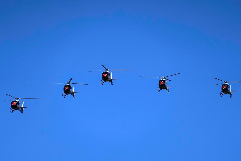 Helicópteros NH-90 en formación durante la conmemoración del Día de las Fuerzas Armadas