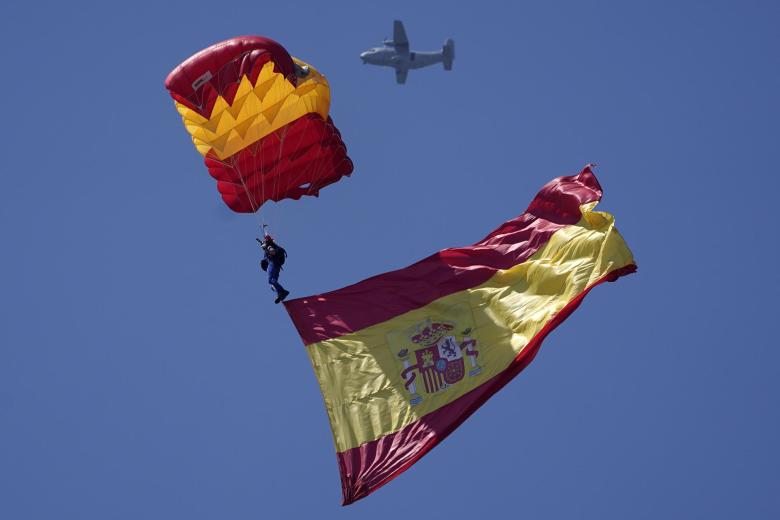 Exibición paracaidista durante el desfile del Día de las Fuerzas Armadas. Tras el izado de la bandera, los Reyes han presenciado el salto paracaidista de dos miembros de la patrulla acrobática del Ejército del Aire.
