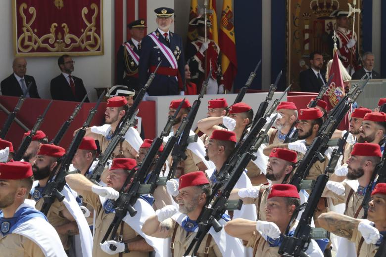 Los Reyes Felipe y Letizia, acompañados del presidente del Principado Adrián Barbón (d), presiden el desfile del Día de las Fuerzas Armadas.