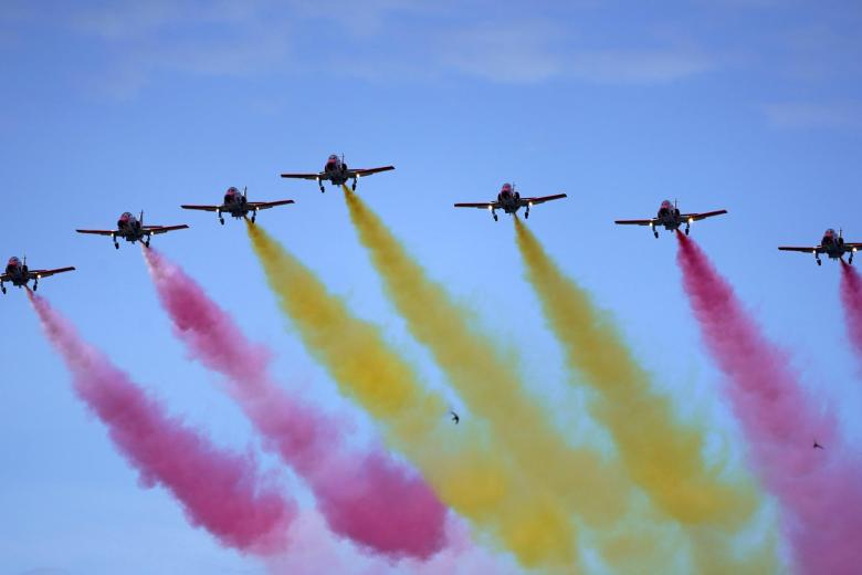 Vista del vuelo de la Patrulla Aérea Águila, dibujando en el cielo ovetense la bandera de España