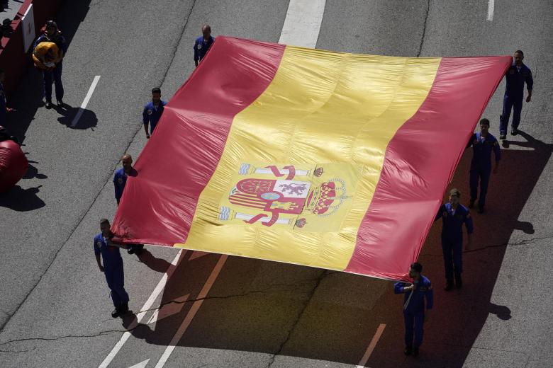 Espectacular imagen de la bandera de España desplegada en las calles de Oviedo por las que ha transcurrido el desfile de las Fuerzas Armadas