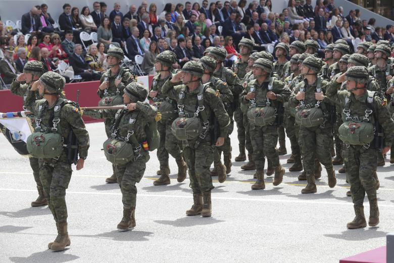 Unidades del Ejército de Tierra desfilan ante Sus Majestades los Reyes en un desfile en el que han participado más de 3.000 militares